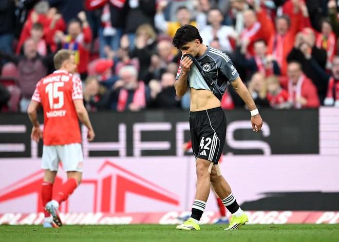 20岁前锋遭三联赛哄抢，德甲新星为何坐穿板凳？